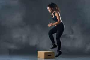 Ligesom tung styrketræning udøver plyometrisk træning også et stort stress på kroppens bevægeapparat, hvorfor man som nybegynder heller ikke skal kaste sig direkte ud i store mængder plyometrisk træning
